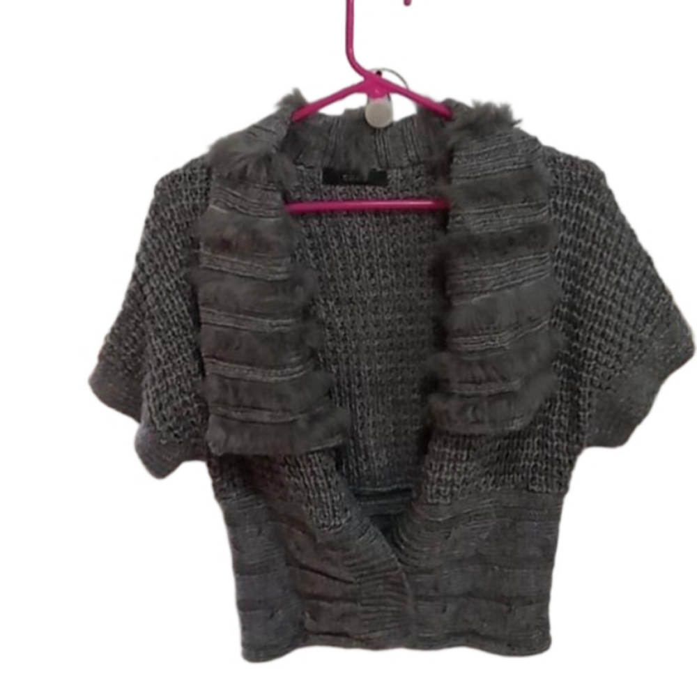 ( 240) COZY, GREY SHORT SLEEVE SHORT SWEATER WITH RABBIT FUR ON COLLAR